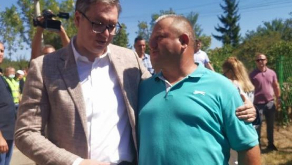 VUČIĆ RAZGOVARAO SA MEŠTANIMA BARBUTOVCA Jedan nesvakidašnji susret ostavio je poseban utisak na predsednika (FOTO)