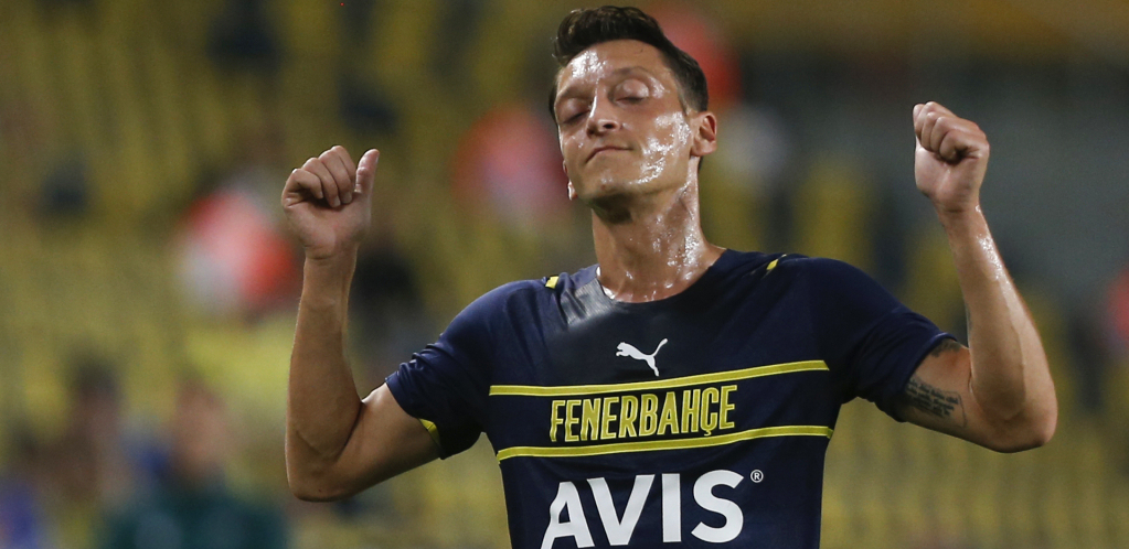 POSTIGAO EVRO GOL Krenuo da poljubi grb, a onda je usledio šok (VIDEO)