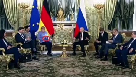 Putin govorio, a onda je zazvonio telefon i Angela Merkel se uhvatila za džep... Reakcija ruskog predsednika glavna vest u svetu (VIDEO)
