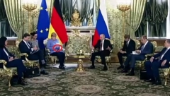 Putin govorio, a onda je zazvonio telefon i Angela Merkel se uhvatila za džep... Reakcija ruskog predsednika glavna vest u svetu (VIDEO)