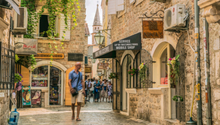 BANKOMAT U BUDVI  RAZNET EKSPLOZIVNOM NAPRAVOM Policija traga se za počiniocem