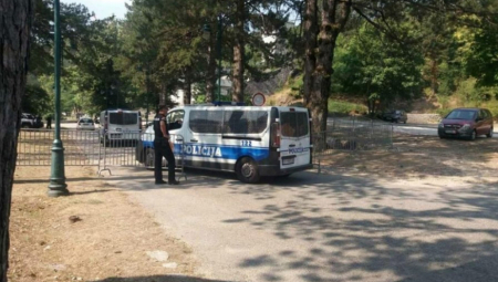 SPREMA LI SE UPAD U SVETINJU? Metalne ograde oko Cetinjskog manastira, malo policije i agresivni milogorci... Ne sluti na dobro