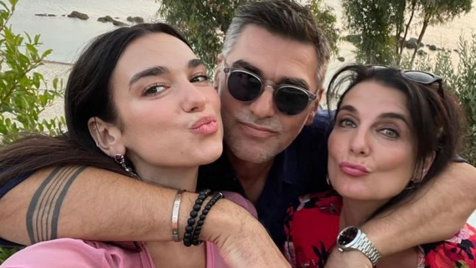 NE PROPUŠTA PRILIKU DA SRBUJE! Dua Lipa pokazala dvoglavog orla i veliku Albaniju, a njena majka digla tri prsta i napravila haos, izblamirala ćerku (FOTO)