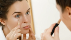 SVAKA ŽENA BIJE BITKU SA TAMNIM PODOČNJACIMA Ovo je trik kako da ih prekrijete u potpunosti