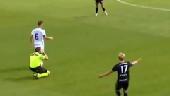 NESTVARNA SCENA NA FUDBALSKOM MEČU! Sudija video da je pogrešio, pa pao na kolena! (VIDEO)