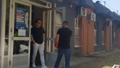 BJELA SE PIJAN I DROGIRAN ŠEGAČIO SA POLICIJOM Ušao u stanicu i rekao da je "sa mladine strane" (VIDEO)