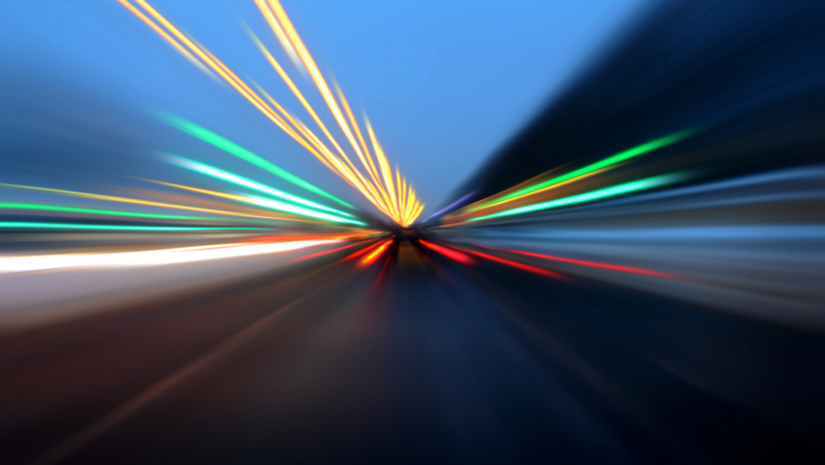 OVO JE VRHUNAC BEZOBRAZLUKA Vozač se zaleteo na policajca koji je mahao stop svetlom i umalo ga ubio! (VIDEO)