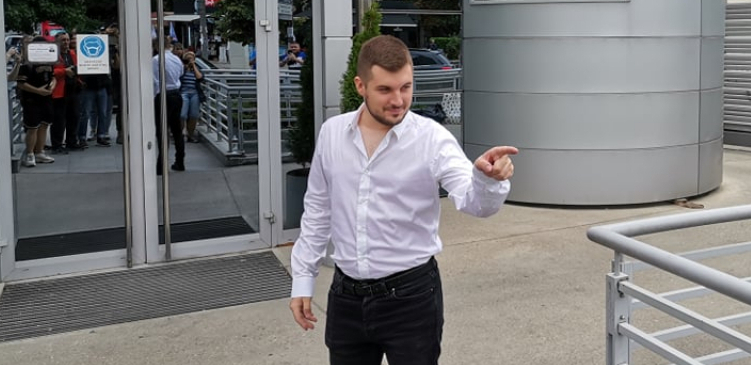 A MAJA JE NENORMALNA? Pevač ulazi u "Zadrugu 5" da traži normalnu devojku, pa opleo po zadrugarki! (VIDEO)