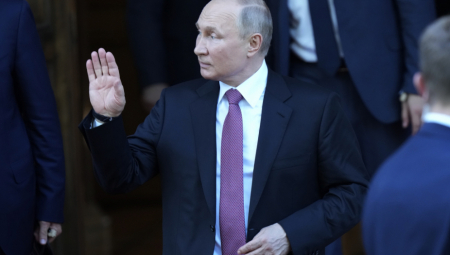SVI SU PRIMETILI DA PUTIN IMA NEOBIČAN HOD Pogledajte gde drži ruku (VIDEO)