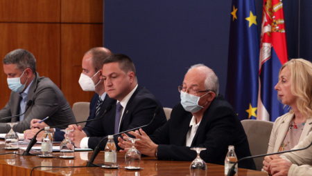 VAKCINACIJA JEDINI SPAS Epidemiolozi upozoravaju: Sve više mladih na respiratoru