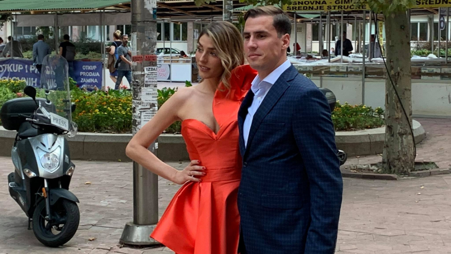 FILMSKI POLJUBAC NA VENČANJU ĆERKE Dragan Jovanović i Branka Pujić strasnim poljupcem ulepšali Anđelin i Mihailov dan