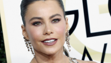 SOFIJA VERGARA POTPUNO GOLA Lepa glumica pratiocima čestitala nacionalni dan kafe