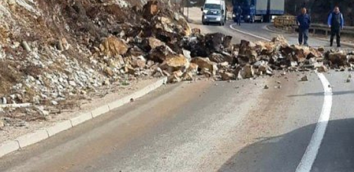 STENE VELIČINE AUTOMOBILA Odron na Ibarskoj magistrali: Putari apeluju: OPREZ!