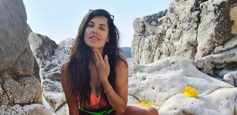 TANJA SAVIĆ ODVELA DECU NA NAPUŠTENU PLAŽU Pevačica krije gde letuje, strahuje od supruga?!