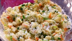 Ukusna i kremasta: Prolećna krompir salata sa mirođijom i belim lukom