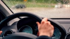 AMSS UPOZORAVA Mokri kolovozi i radovi dodatno usporavaju saobraćaj!