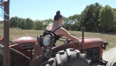 SA SAMO 16 GODINA JE PRAVI MAHER U POSLU Saška traktor vozi kao da je duplo starija, obrađuje njive i balira seno (FOTO)