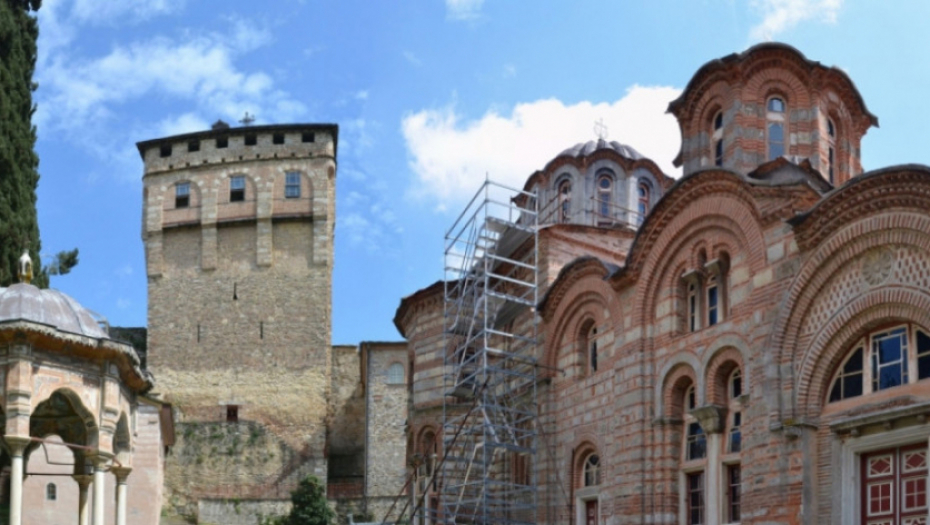 KORONA HARA SRPSKOM SVETINJOM Osmoro monaha manastira Hilandar zaraženo