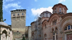 KORONA HARA SRPSKOM SVETINJOM Osmoro monaha manastira Hilandar zaraženo