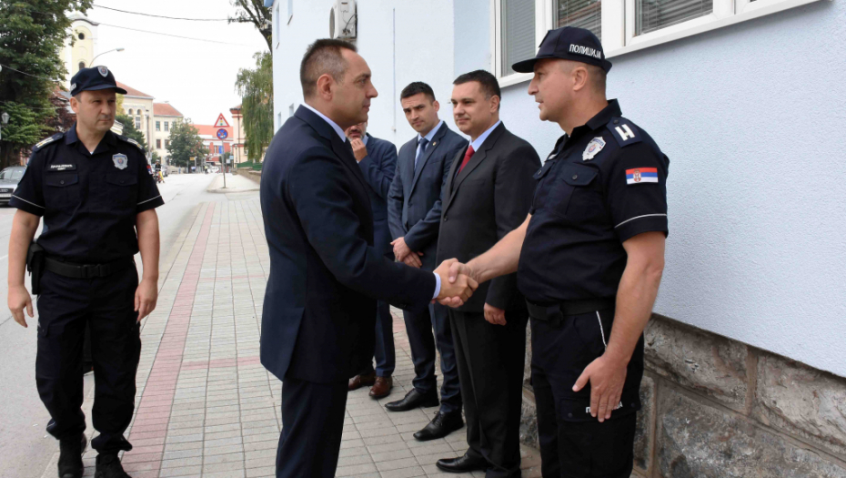 MIINISTAR VULIN U POSETI ČAČKU Zadatak policije mora biti bezbednost ulica i brzo hapšenje svakoga ko počini nasilje!