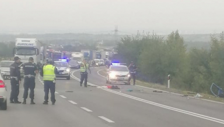 TEŠKA NESREĆA NA IBARSKOJ MAGISTRALI Sudar dva automobila i izletanje sa kolovoza, saobraćaj obustavljen u oba smera! (FOTO)