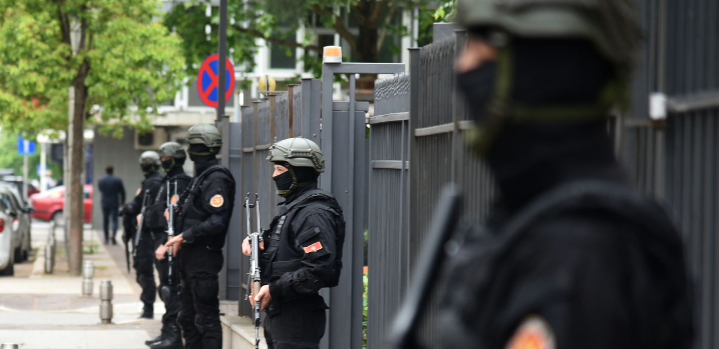 SARAĐIVALI SA ZVICEROM, KRIJUMČARILI NAJMANJE TRI TONE KOKAINA? Raspisana potraga za crnogorskim policajcima!