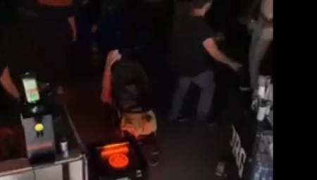 ŠOK SNIMAK IZ BEOGRADSKOG KLUBA Beba u kolicima spokojno spava na neverovatnom mestu!