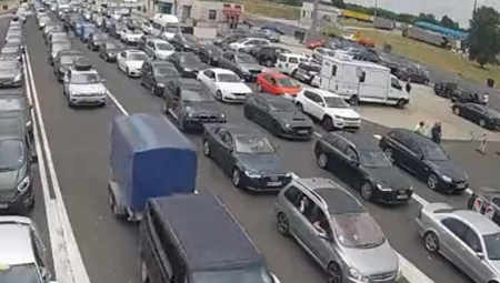 STANJE NA GRANIČNIM PRELAZIMA Na Horgošu i Šidu teretnjaci čekaju 4 sata