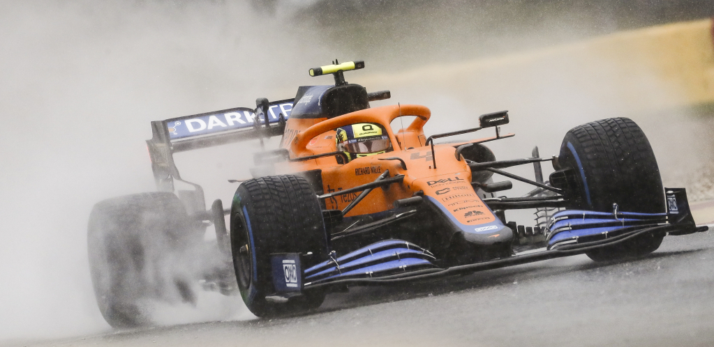 STRAŠAN UDES Noris u čuvenoj krivini izgubio kontrolu, redarima ostalo samo da skupljaju parčiće (VIDEO)