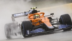 STRAŠAN UDES Noris u čuvenoj krivini izgubio kontrolu, redarima ostalo samo da skupljaju parčiće (VIDEO)