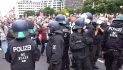 NEMIRI U BERLINU Više policajaca povređeno, uhapšeno oko 50 demonstranata