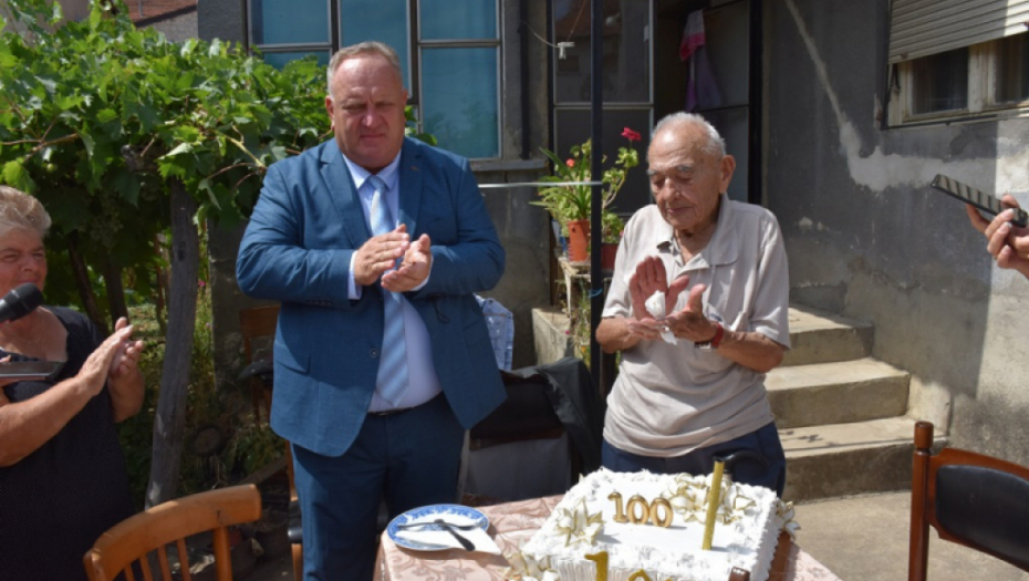 DUGOVEČNOST NASLEDIO OD DEDE Milutin proslavio stoti rođendan, mladima otkrio kako da ga "sustignu"