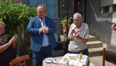 DUGOVEČNOST NASLEDIO OD DEDE Milutin proslavio stoti rođendan, mladima otkrio kako da ga "sustignu"