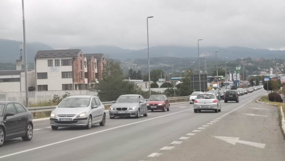 AMSS IZDAO SAOPŠTENJE Vozačima se savetuje da voze oprezno i ne kreću na put bez zimske opreme
