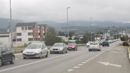 AMSS IZDAO SAOPŠTENJE Vozačima se savetuje da voze oprezno i ne kreću na put bez zimske opreme