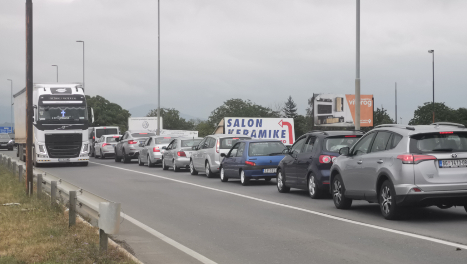 VOZAČI OPREZ! Smanjena vidljivost i mokri kolovozi otežavaju vožnju