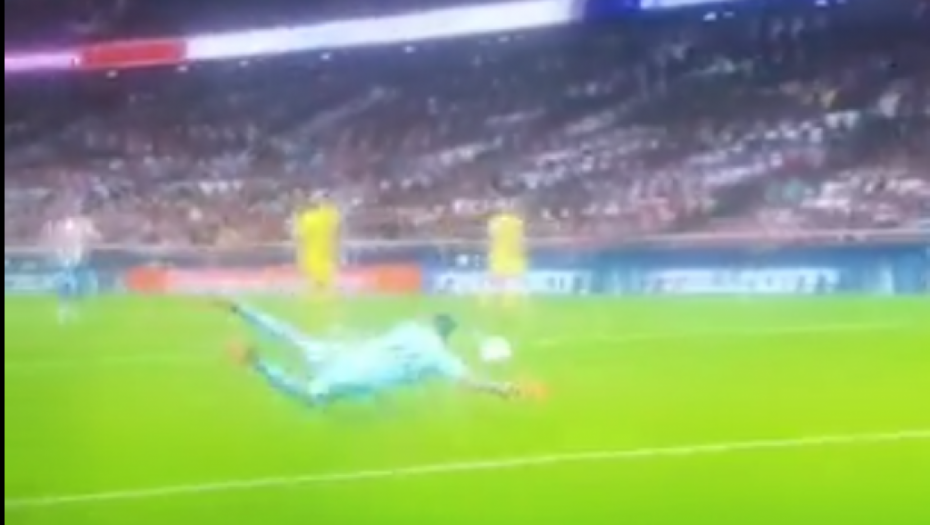 KAKO JE OVO USPEO DA IZVEDE? Golman Viljareala napravio neviđeni kiks i poklonio bod Atletiku (VIDEO)