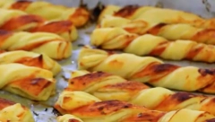 Jeftino i lako za pripremu: Lisnati štapići sa kečapom i začinima