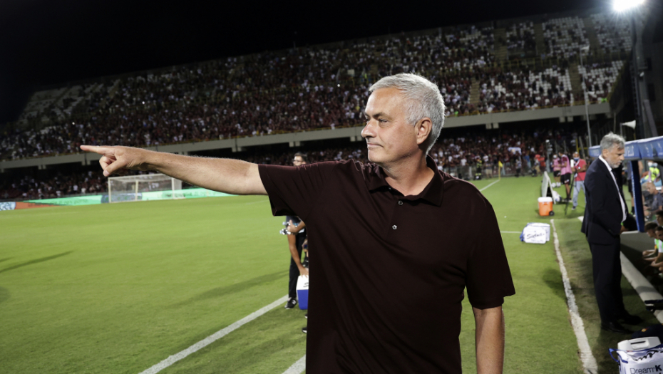 POSEBNA PROSLAVA! Ovako je Murinjo obeležio novu pobedu na klupi Rome! (VIDEO)