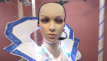 PRVI SRPSKI ROBOT DRŽI ČASOVE DECI Sjajan izum profesorke informatike Milkice Kostić Zlatić iz Ivanjice