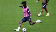 SKANDAL NA PREDSTAVLJANJU IGRAČA REALA Ovaj je tamniji od odela koje nosi!