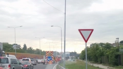 HAOS NA MOSTARU Prevrnuo se kamion, povređen vozač