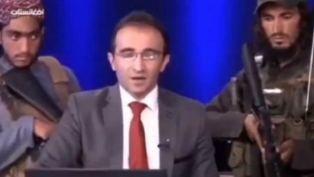 ŠOKANTAN SNIMAK SA TELEVIZIJE U KABULU Talibani sa puškama oko voditelja, a on poručuje ljudima samo ovo!(VIDEO)