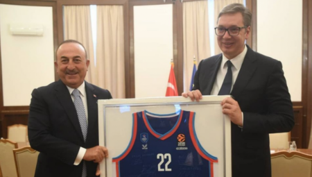 VUČIĆ I ČAVUŠOGLU Pogledajte čiji dres je turski ministar poklonio predsedniku Srbije (FOTO)
