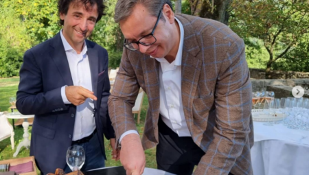 DOMAĆINSKI! VUČIĆ SPREMA VEČERU Predsednik Srbije ima posebne goste, a tek da vidite šta je na meniju... (FOTO)