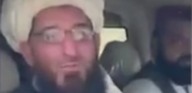 TALIBANI SLAVE NJEGOV POVRATAK Ljudi ljube ruke najvećem američkom neprijatelju (VIDEO)