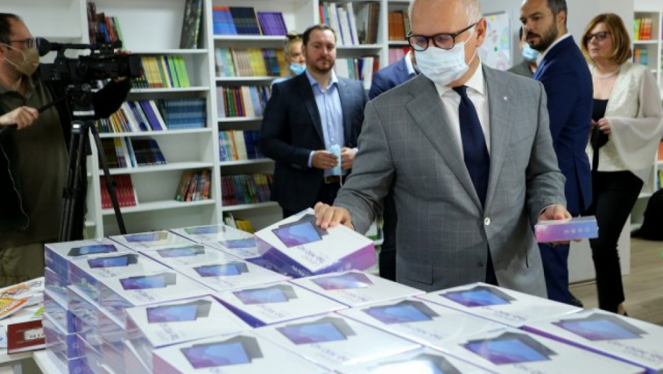 VESIĆ PODELIO TABLET RAČUNARE ĐACIMA NA ČUKARICI Naša deca, škole i nastavnici spremni za digitalnu nastavu!