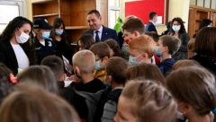 MINISTAR VULIN PORUČIO ĐACIMA Policija je tu zbog vas, verujte joj!