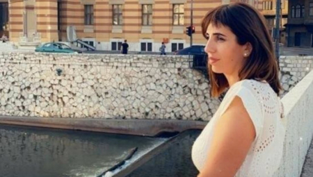 SKANDALOZAN POČETAK ŠKOLSKE GODINE U NOVOM PAZARU Učiteljica Adela pustila himnu Bošnjaka umesto Bože pravde, oglasio se direktor škole