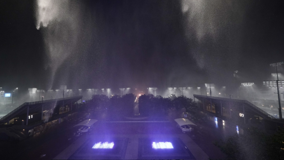 UŽASNE SCENE NA US OPENU! Tornado počupao krov, organizatori nisu znali kako da odreaguju! (VIDEO)